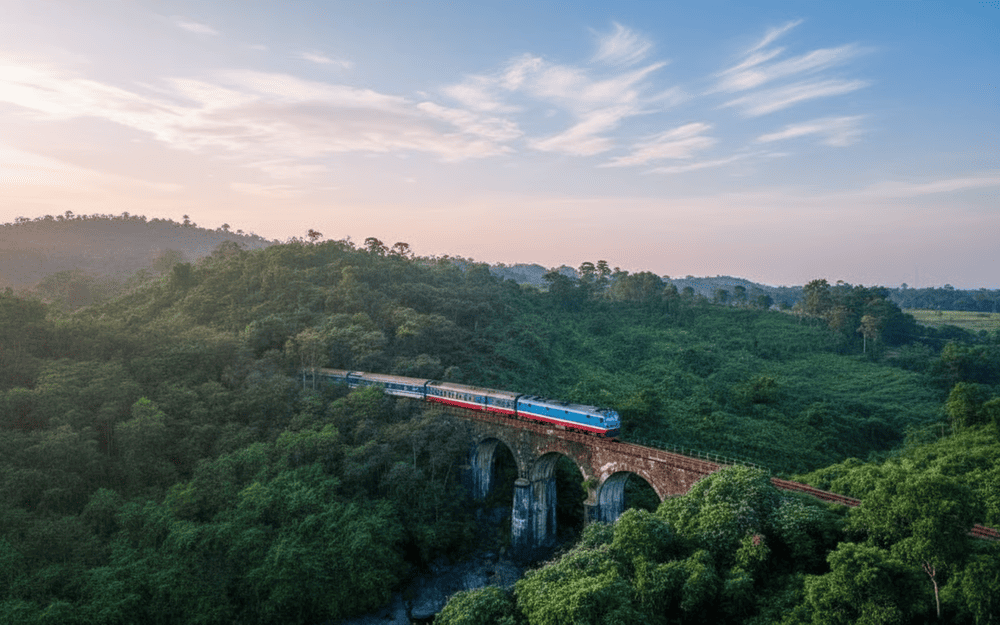 Chuyến tàu xuyên qua đèo Hải Vân chắc chắn sẽ mang đến những khoảnh khắc khó quên